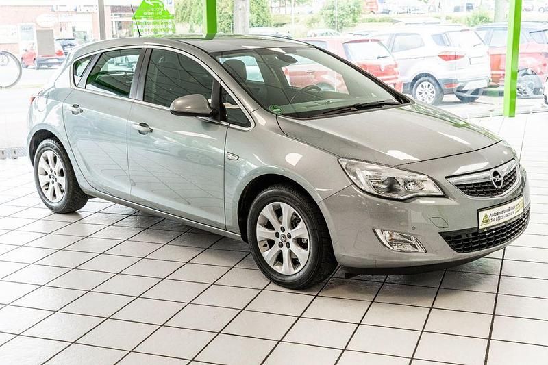 Silbersee/perl silber (m2) Gebraucht 2010 Opel Astra Cosmo Limousine | 8.950 € - Bild 1/4