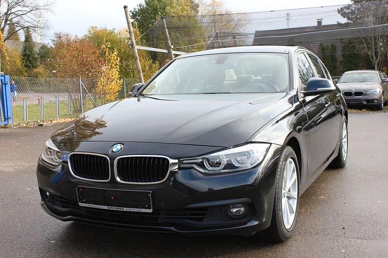 Schwarz Gebraucht 2018 BMW 330 Limousine | 21.890 € (Fairer Preis) - Bild 1/4