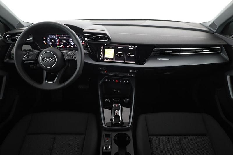 Neu Audi A3 Ambiente 150 PS (110 kW) 2025 Distrikt grün metallic Limousine