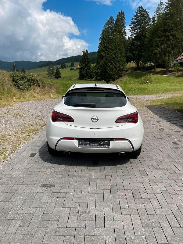 Używany Opel Astra GTC 195 KM (143 kW) 2014 Biały Sedan/Limuzyna