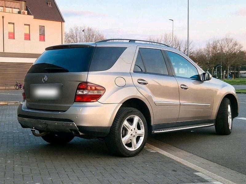 Gebraucht Mercedes ML320 210 PS (154 kW) 2007 Silber SUV