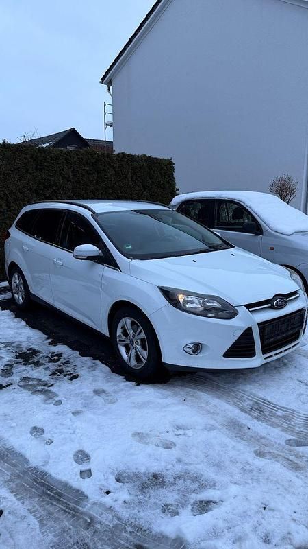 Weiß Gebraucht 2012 Ford Focus Kombi | 3.500 € (Fairer Preis) - Bild 1/4