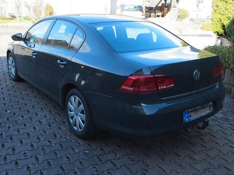Gebraucht VW Passat 140 PS (102 kW) 2011 Grau Limousine