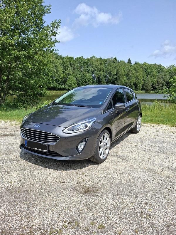 Grau Gebraucht 2019 Ford Fiesta Titanium Kleinwagen | 10.000 € (Guter Preis) - Bild 1/4