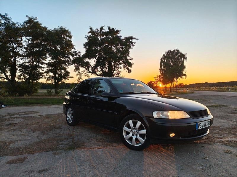 Schwarz Gebraucht 2001 Opel Vectra Comfort Limousine | 1.580 € (Fairer Preis) - Bild 1/4