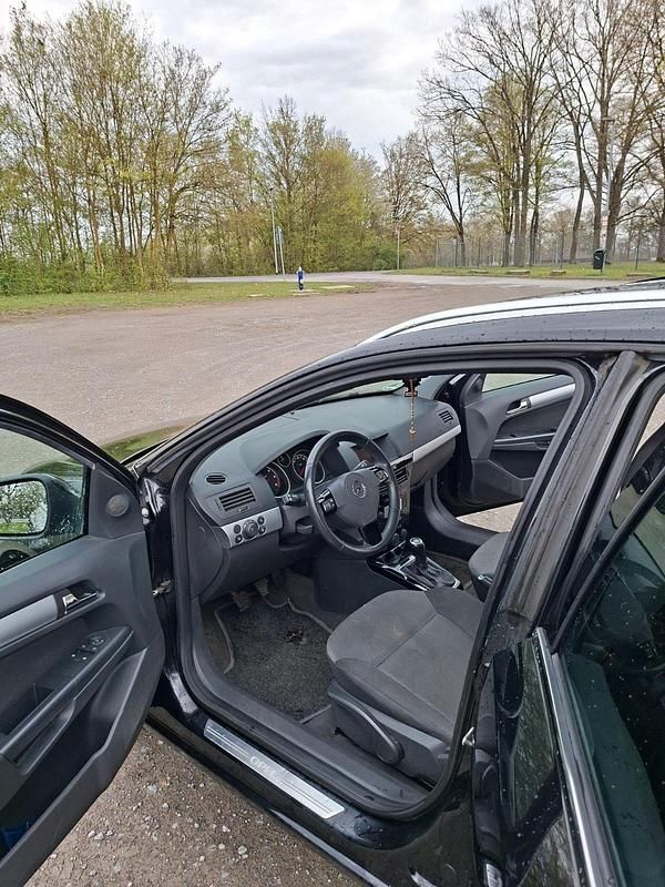 Second-hand Opel Astra 110 CP (80 kW) 2010 Negru Break