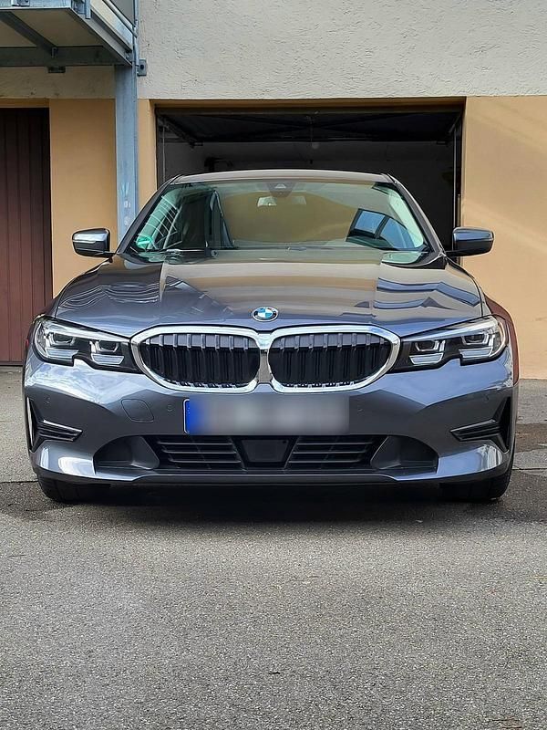 Grau Gebraucht 2019 BMW 320 Sport Line Limousine | 25.000 € (Etwas zu teuer) - Bild 1/4