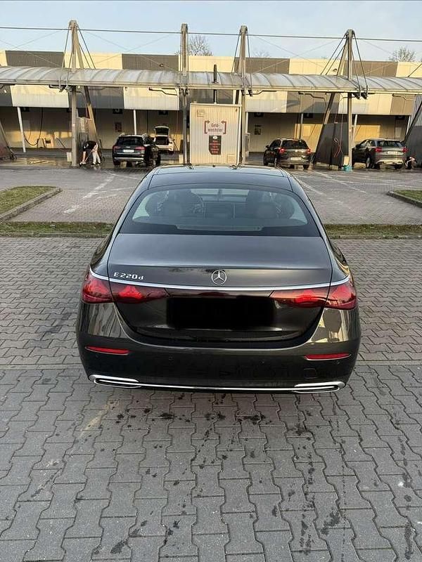 Gebraucht Mercedes E220 Advanced 197 PS (144 kW) 2024 Grau Limousine