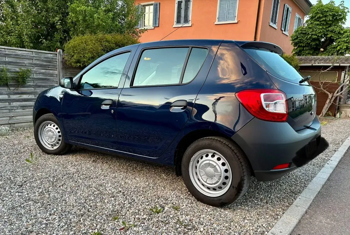 Używany Dacia Sandero 75 KM (55 kW) 2013 Niebieski Hatchback