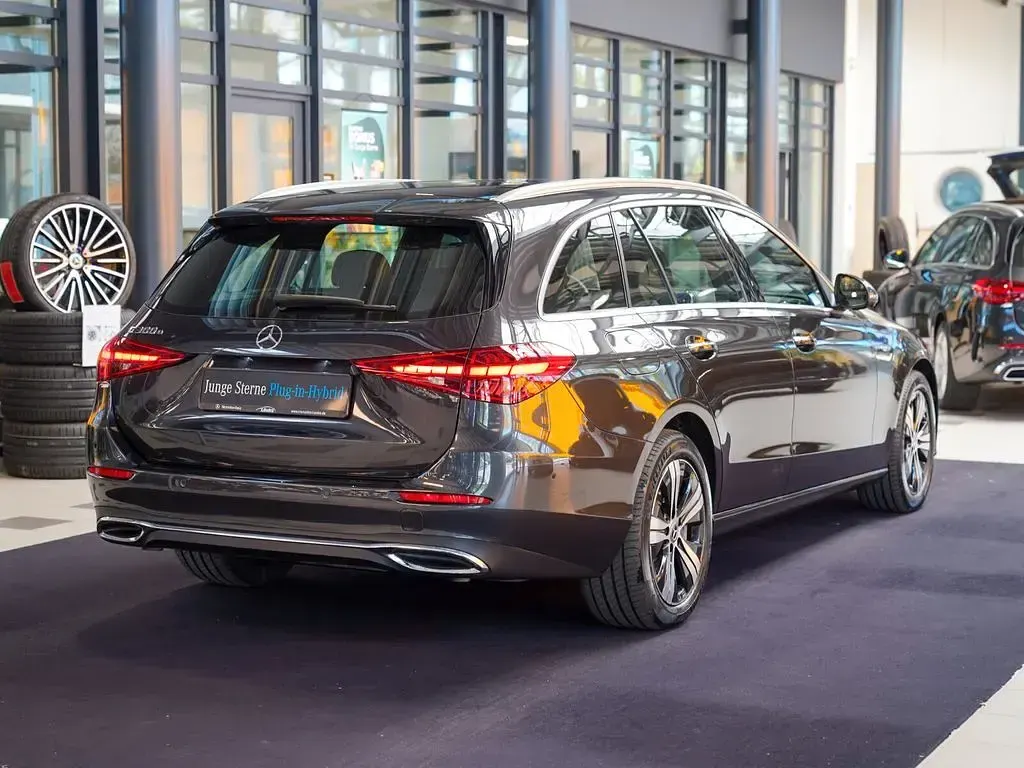 Gebraucht Mercedes C300e Avantgarde 313 PS (230 kW) 2025 Graphitgrau Kombi