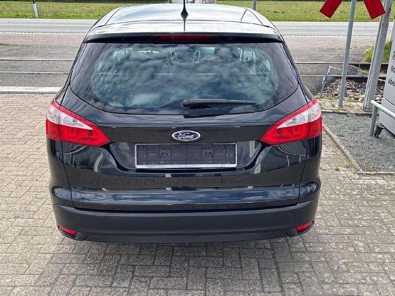 Gebraucht Ford Focus Trend 125 PS (91 kW) 2013 Pantherschwarz Kombi
