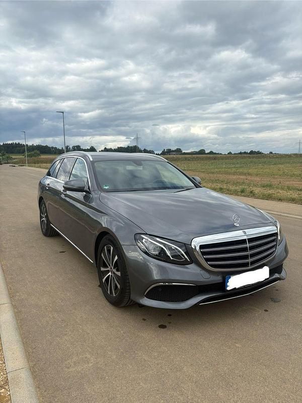 Grau Gebraucht 2019 Mercedes E200 Kombi | 22.950 € (Fairer Preis) - Bild 1/4