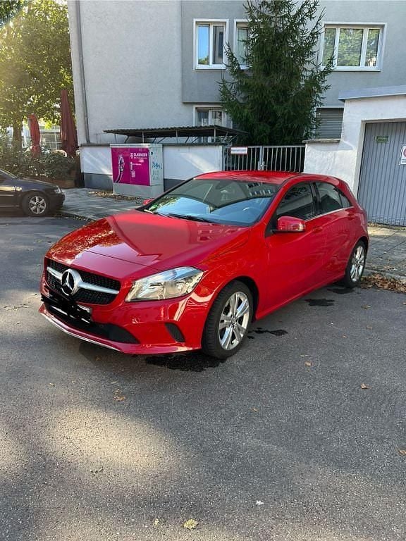 Rot Gebraucht 2016 Mercedes A180 Edition Limousine | 13.499 € (Guter Preis) - Bild 1/4