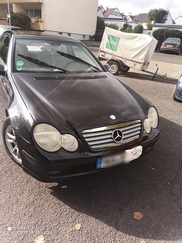 Schwarz Gebraucht 2002 Mercedes C220 Coupé | 2.800 € (Fairer Preis) - Bild 1/4