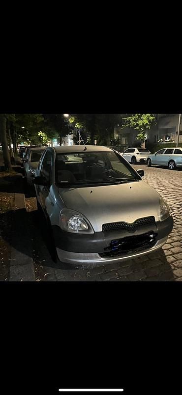 Grau Gebraucht 2002 Toyota Yaris Kleinwagen | 1.500 € (Fairer Preis) - Bild 1/3