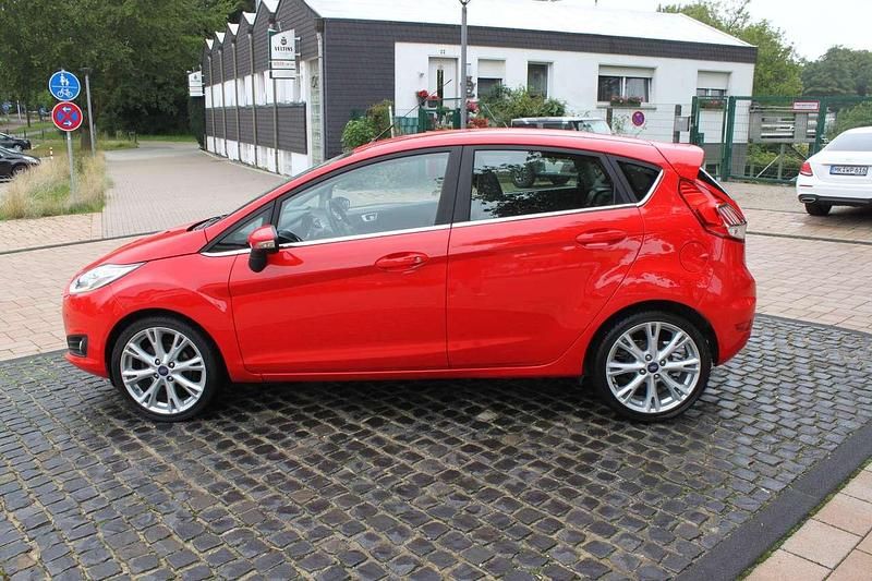Rot Gebraucht 2017 Ford Fiesta Titanium Kleinwagen | 9.200 € (Fairer Preis) - Bild 1/4