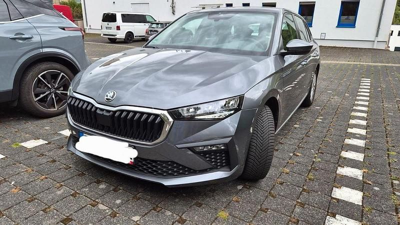 Grau Gebraucht 2024 Skoda Scala Essence Kleinwagen | 18.600 € (Fairer Preis) - Bild 1/4