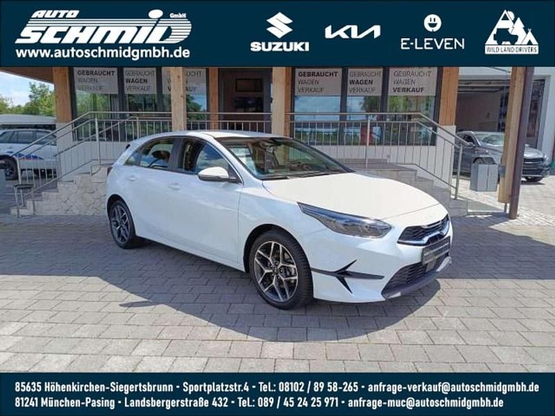 (wd) cararraweiss Gebraucht 2024 Kia Ceed Spirit Limousine | 23.560 € (Guter Preis) - Bild 1/3