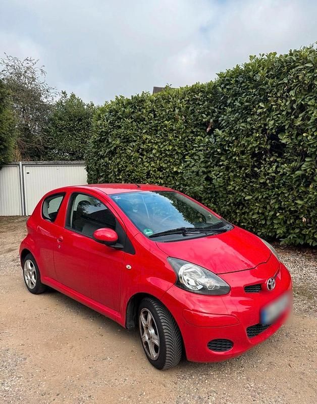 Rot Gebraucht 2009 Toyota Aygo Kleinwagen | 1.300 € (Fairer Preis) - Bild 1/4