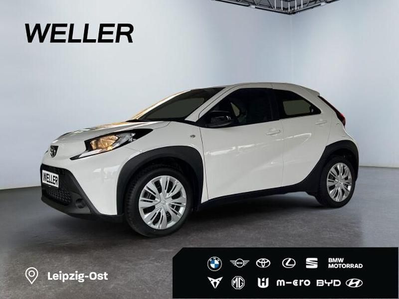 Weiss Gebraucht 2024 Toyota Aygo X-play Kleinwagen | 14.390 € (Fairer Preis) - Bild 1/3