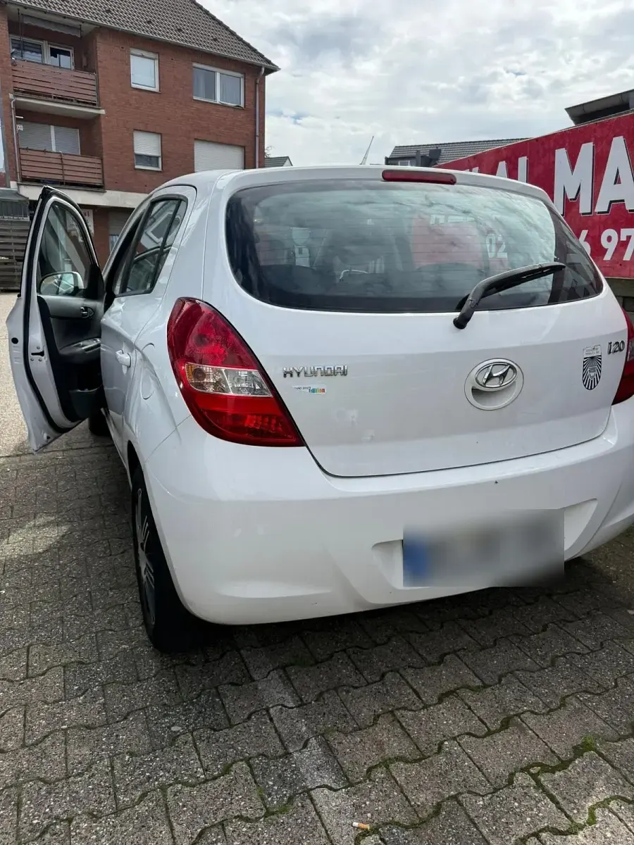Gebraucht Hyundai i20 Edition 85 PS (62 kW) 2012 Weiß Kleinwagen