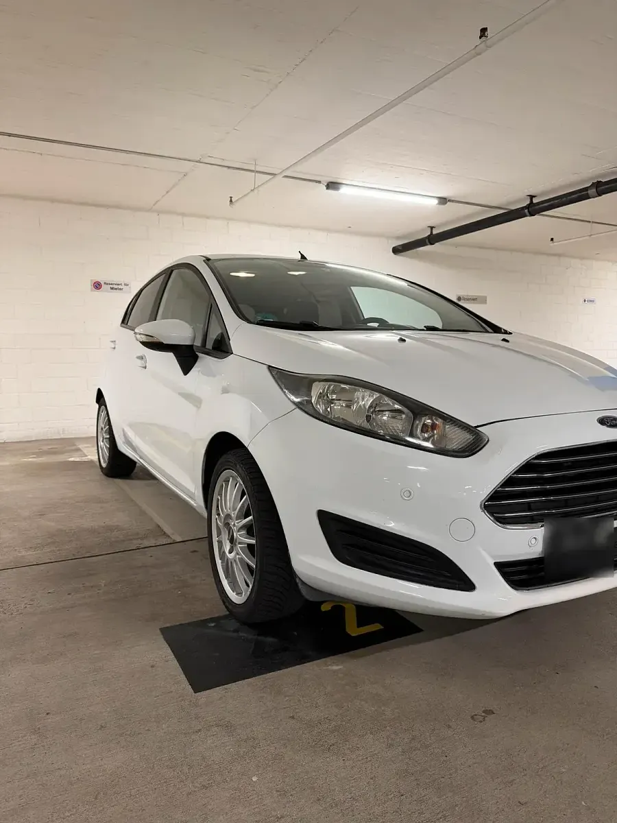 Gebraucht Ford Fiesta 101 PS (74 kW) 2013 Weiß Kleinwagen