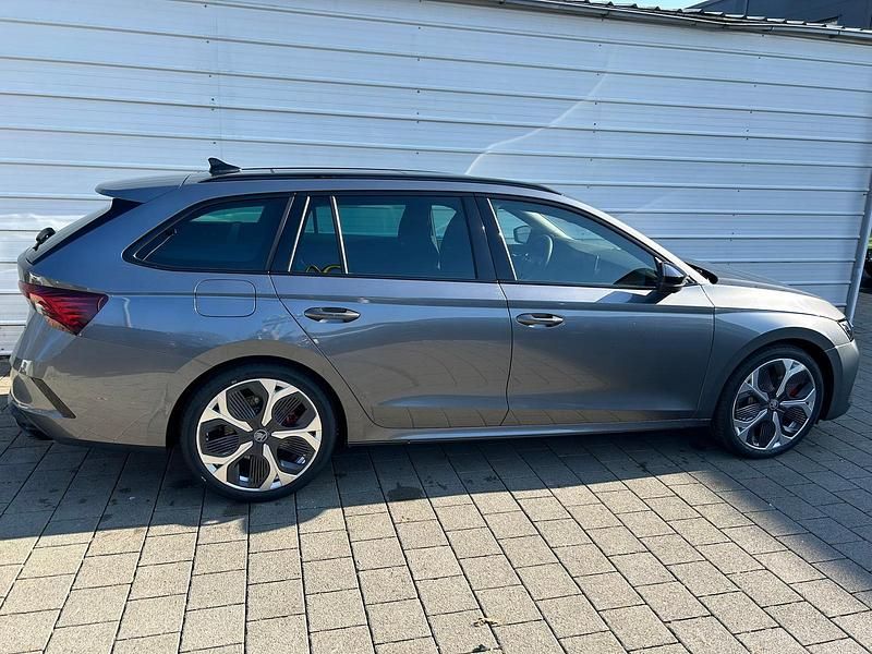 Neu Skoda Octavia RS 265 PS (194 kW) 2026 Graphitegrau metallic Kombi