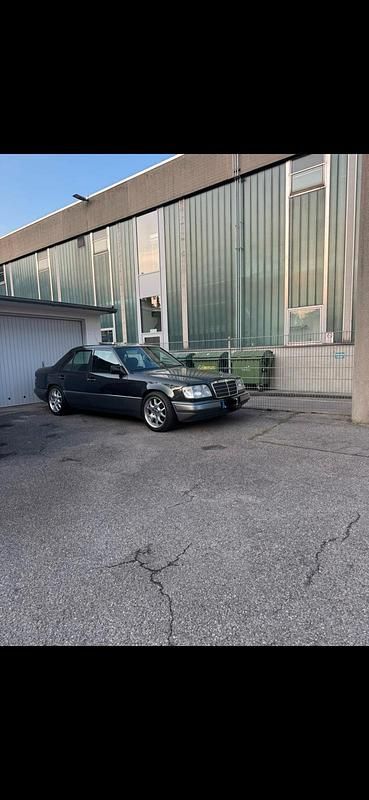 Gebraucht Mercedes E280 194 PS (142 kW) 1994 Schwarz Limousine