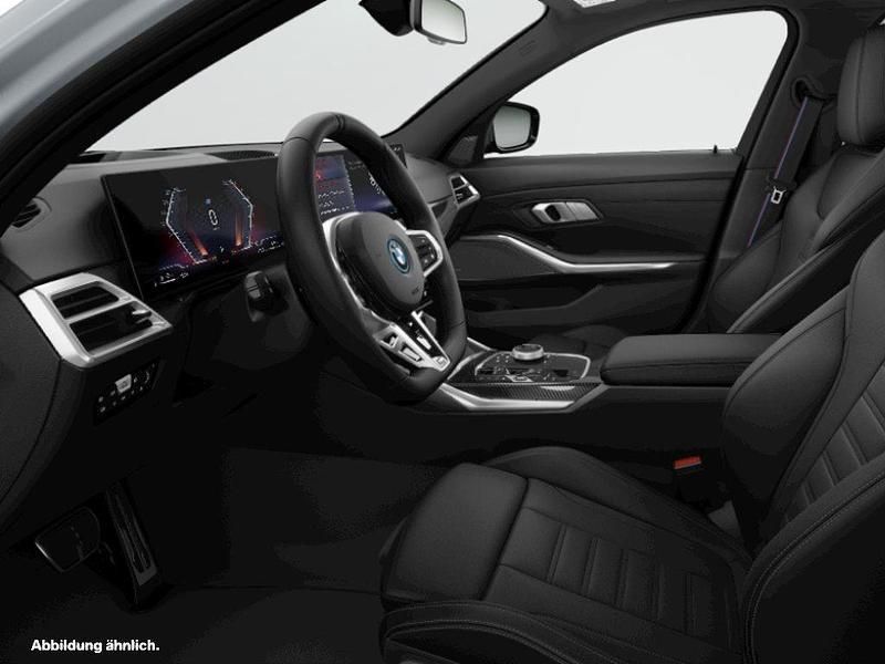 Grau Gebraucht 2024 BMW 330e Kombi | 56.898 € - Bild 1/2