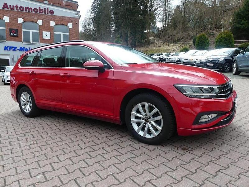 Gebraucht VW Passat 122 PS (89 kW) 2023 Rot Kombi