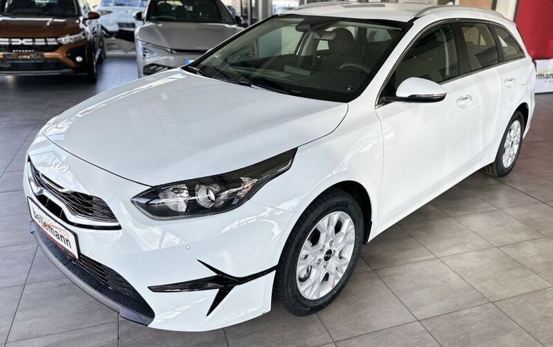Weiß Neu 2025 Kia Ceed Sportswagon 4 Kombi | 27.650 € (Guter Preis) - Bild 1/4