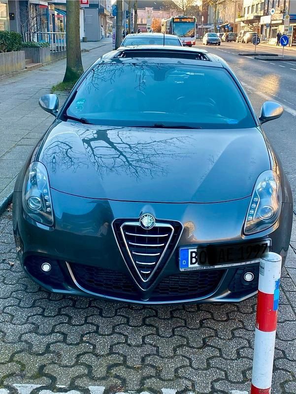 Grau Gebraucht 2012 Alfa Romeo Giulietta Kleinwagen | 6.999 € (Guter Preis) - Bild 1/4