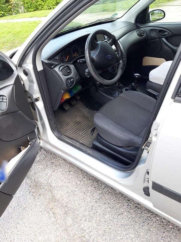 Usata Ford Focus 101 CV (74 kW) 2004 Argento Berlina