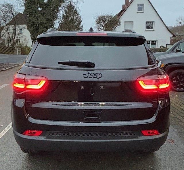 Neu Jeep Compass Altitude 131 PS (96 kW) 2025 Black clear coat SUV