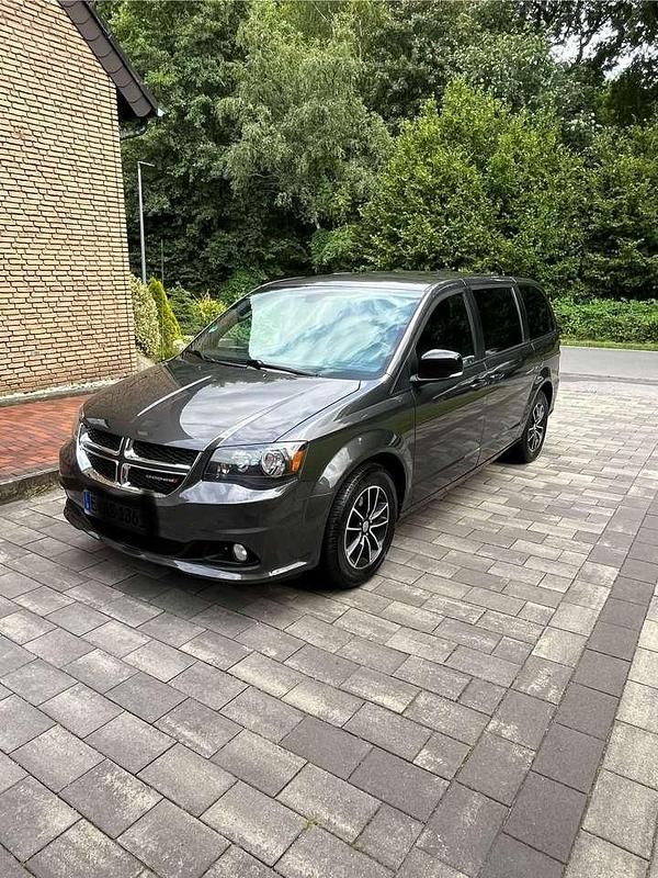 Grau Gebraucht 2018 Dodge Grand Caravan Van / Kleinbus | 16.900 € (Fairer Preis) - Bild 1/4