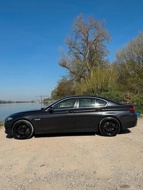 Grau Gebraucht 2015 BMW 520 Limousine | 11.750 € (Superpreis) - Bild 1/4