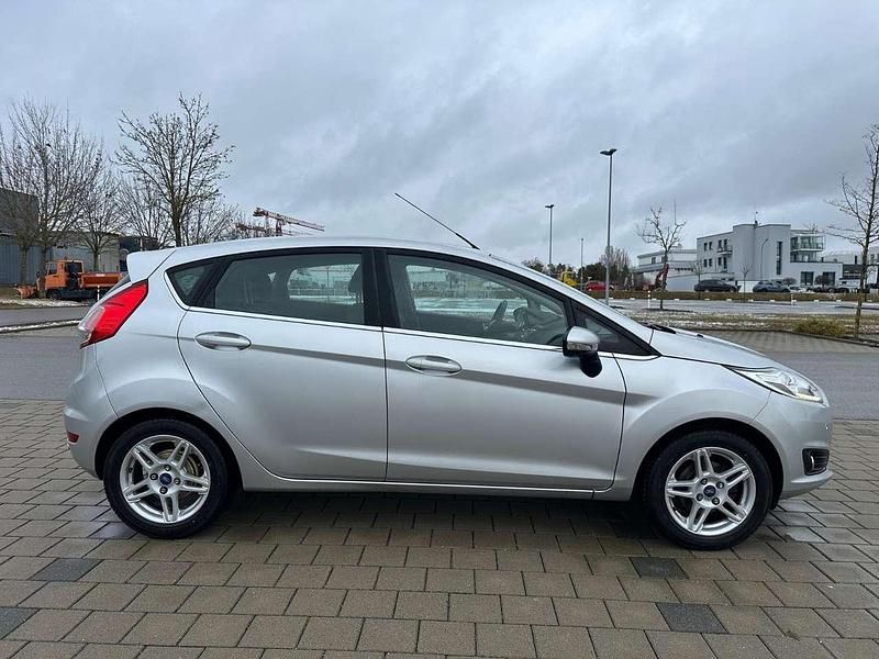 Gebraucht Ford Fiesta Titanium 101 PS (74 kW) 2012 Silber Kleinwagen