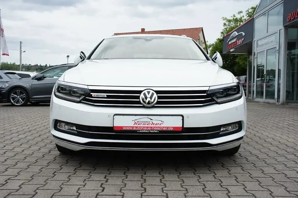 Gebraucht VW Passat Highline 239 PS (175 kW) 2018 Pure white (metallic) Kombi