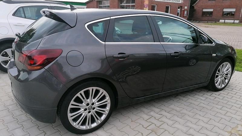Gebraucht Opel Astra 140 PS (102 kW) 2011 Grau Kleinwagen