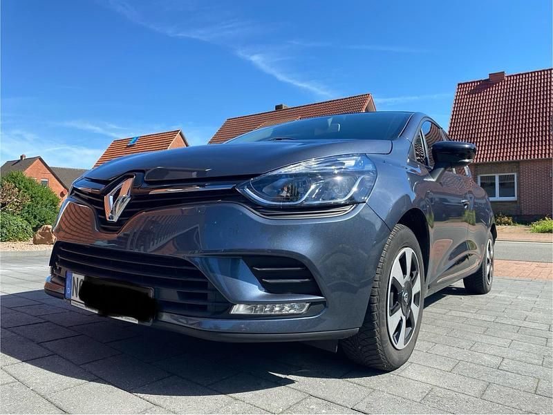 Grau Gebraucht 2018 Renault Clio IV LIMITED Kleinwagen | 7.499 € (Guter Preis) - Bild 1/4