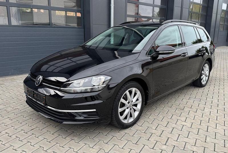 Deep black perleffekt Gebraucht 2019 VW Golf VII Comfortline Kombi | 17.970 € (Etwas zu teuer) - Bild 1/4
