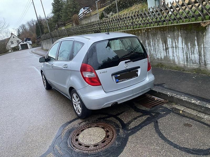 Gebraucht Mercedes A180 Elegance 109 PS (80 kW) 2011 Silber Van / Kleinbus