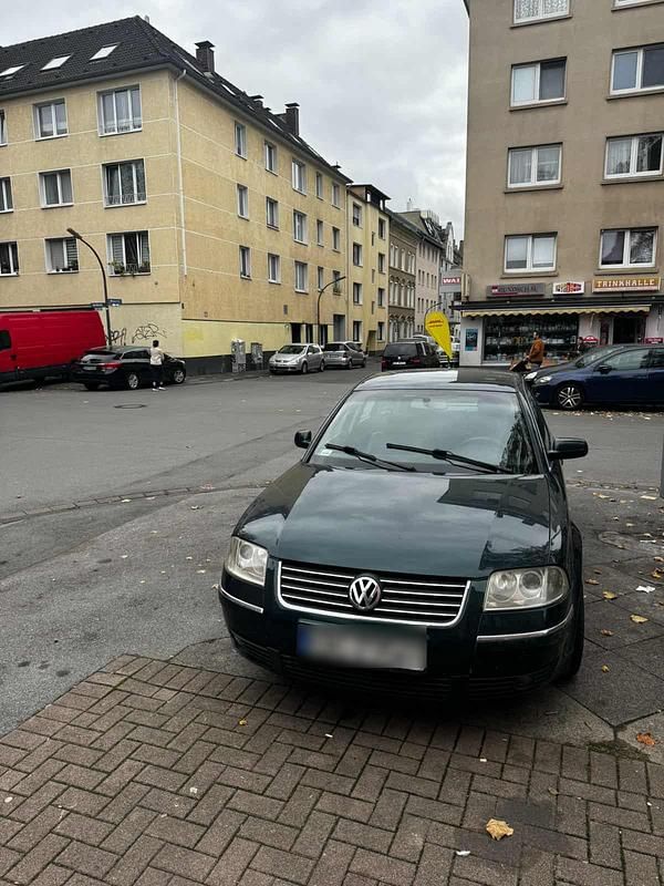 Grün Gebraucht 2002 VW Passat Limousine | 1.400 € (Guter Preis) - Bild 1/4