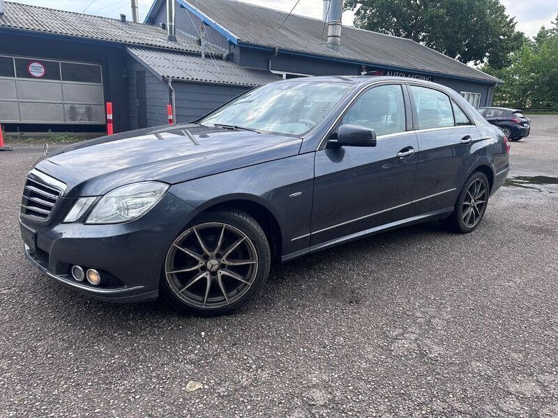 Grau Gebraucht 2011 Mercedes E220 Limousine | 5.600 € (Superpreis) - Bild 1/4