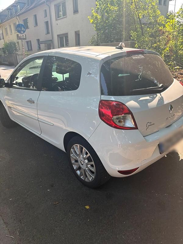 Weiß Gebraucht 2009 Renault Clio II Kleinwagen | 3.199 € (Etwas zu teuer) - Bild 1/4