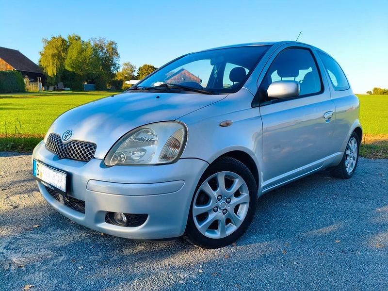 Silber Gebraucht 2004 Toyota Yaris Sol Limousine | 1.000 € (Guter Preis) - Bild 1/4