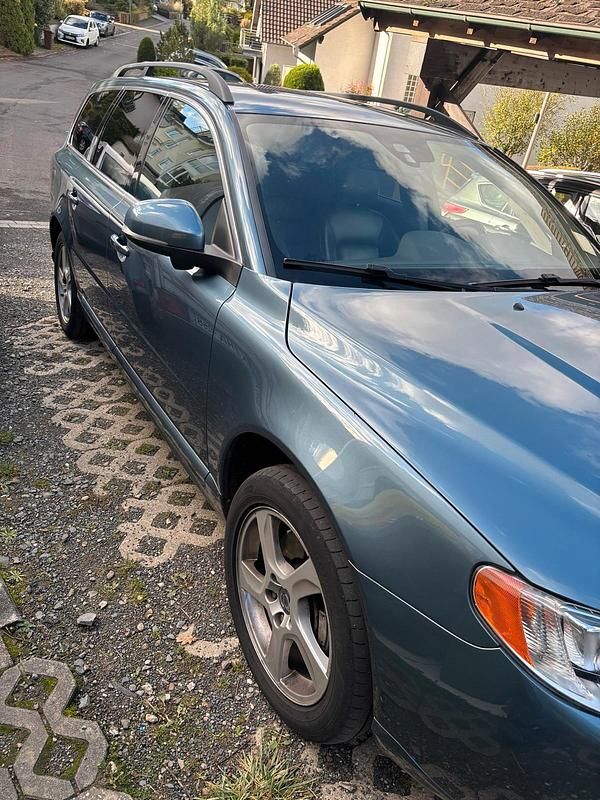 Blau Gebraucht 2011 Volvo V70 Kombi | 10.500 € - Bild 1/4