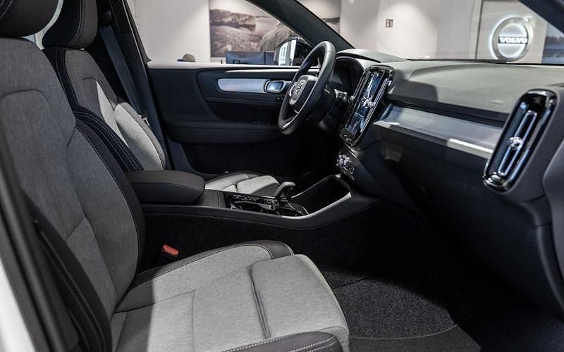 Neu Volvo XC40 Plus 163 PS (119 kW) 2025 Weiß SUV