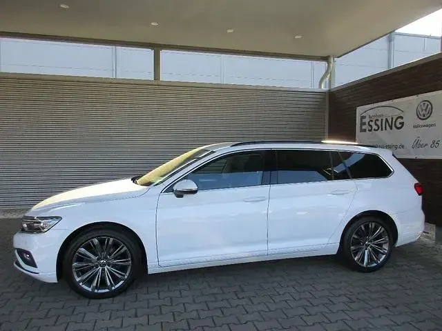 Gebraucht VW Passat Business 150 PS (110 kW) 2022 Gletscherweiß metallic Kombi