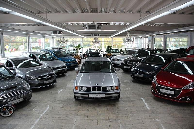 Grau Gebraucht 1993 BMW 525 Limousine | 8.950 € - Bild 1/4